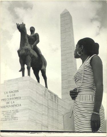 Delia Zapata Olivella en el monumento Paseo de los Próceres de Caracas, Venezuela.