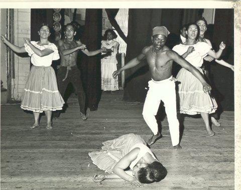 Grupo de Danzas Folclóricas de la Universidad Nacional de Colombia bailando el Patacoré en el Teatro Colón de Bogotá. En la foto: a la izquierda, una estudiante de Odontología y Manuel Ignacio Osorio. Delia Zapata Olivella en el piso y al lado derecho: Erasmo Arrieta el Millo, Edelmira Massa Zapata y Néstor Henríquez.