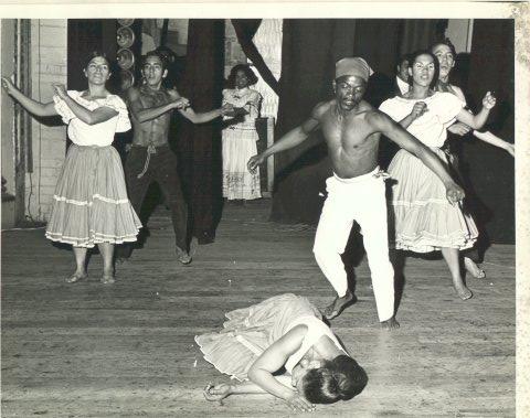 Grupo de Danzas Folclóricas de la Universidad Nacional de Colombia bailando el Patacoré en el Teatro Colón de Bogotá. En la foto: a la izquierda, una estudiante de Odontología y Manuel Ignacio Osorio. Delia Zapata Olivella en el piso y al lado derecho: Erasmo Arrieta el Millo, Edelmira Massa Zapata y Néstor Henríquez. 