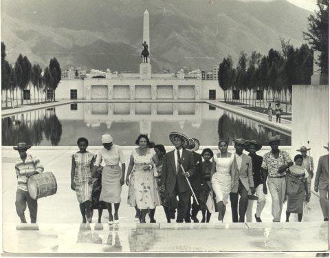 El Grupo de Danzas Folclóricas caminando por el Paseo de los Próceres. En la foto, de izquierda a derecha: Lucho González, Marta Banquez, Miriam, Madolia de Diego, José Lara, Delia Zapata Olivella y Emilio Banquez.