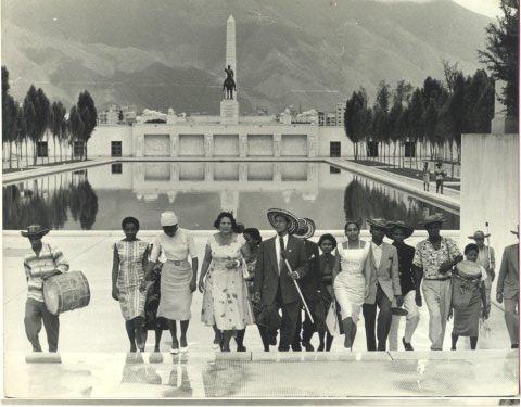 El Grupo de Danzas Folclóricas caminando por el Paseo de los Próceres. En la foto, de izquierda a derecha: Lucho González, Marta Banquez, Miriam, Madolia de Diego, José Lara, Delia Zapata Olivella y Emilio Banquez. 