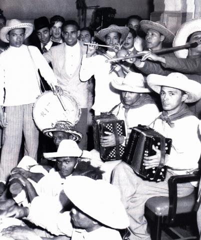 Manuel Zapata Olivella rodeado de un grupo de músicos entre quienes se logran identificar: José Lara, Erasmo Arrieta el Millo y Toño Fernández.